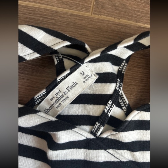 Abercrombie & Fitch Black & White Striped Crop Top - Picture 2 of 3